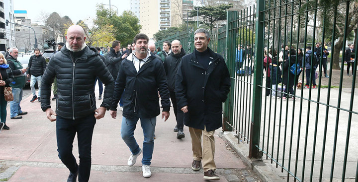 Desalojan a manteros del Parque Centenario